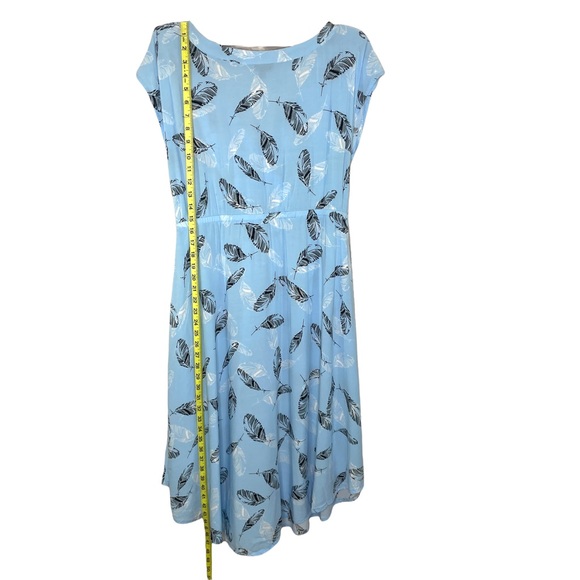 Torrid Women's Light Blue Feather V Hem Knee Length Dress Size 1 Short Sleeve - Picture 5 of 7
